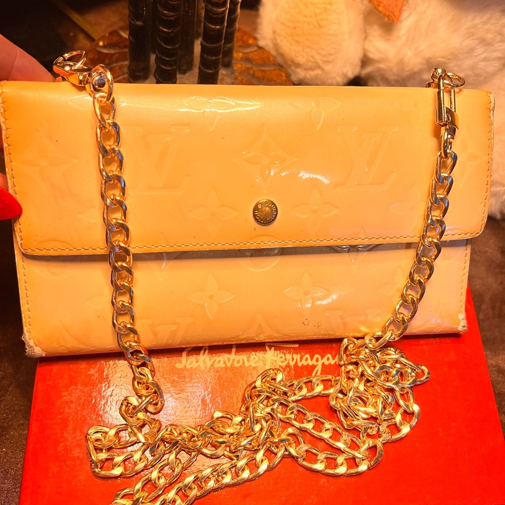 LOUIS VUITTON Authentic, Clutch, Bifold Wallet, Crossbody.